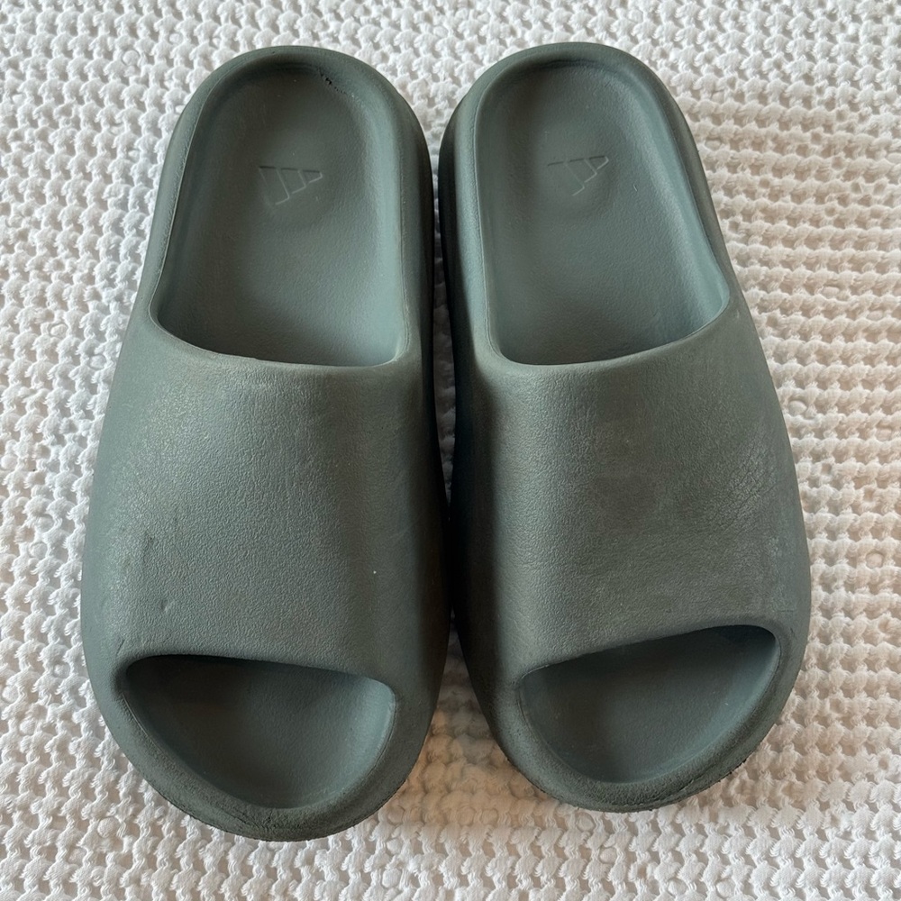 Boys Yeezy Slides